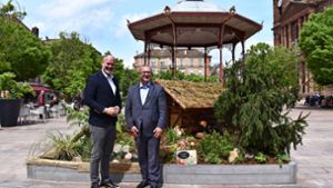 OB Cohn und sein Belforter Kollege Meslot auf dem Blumenmarkt. Foto: Stadt Leonberg/Fendrich