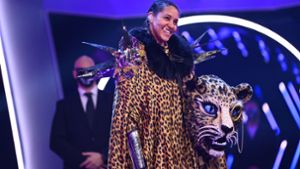 Die Sängerin Cassandra Steen  lüftet im Finale der Pro Sieben-Show „The Masked Singer“ das Geheimnis, dass sie im Kostüm des Leoparden steckt Foto: dpa/Willi Weber/ProSieben