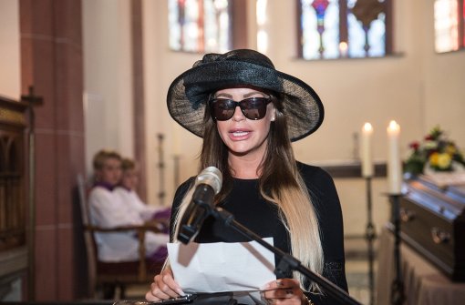 Das Model Gina-Lisa Lohfink kann trotz aller öffentlichen Häme dem Blitzlichtgewitter nicht widerstehen. In einer Kirche in Wiesbaden nahm sie an einer inszenierten Trauerfeier teil. Foto: dpa