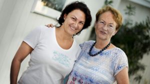 Die  Altenpflegerin Mihaela Kunst (links) und ihre langjährige Azubi-Begleiterin Elke Suhlry-Brandner: Aus der Zweckgemeinschaft ist eine Freundschaft hervorgegangen. Foto: Horst Rudel