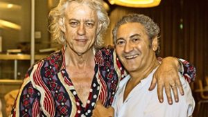 Rockmusiker Bob Geldof mit Wirt Luigi Aracri im Ristorante La Commedia im Stuttgart Hospitalviertel.   Foto: Andreas Engelhard