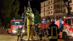 Die Feuerwehr rückte bereits kurz nach Mitternacht an, um die Statue mit einem Kran zu entfernen. Foto: Wiesbaden112.de