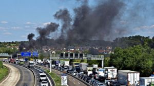 Die Rauchwolke des brennenden Kleinbusses war weithin zu sehen. Während der Vollsperrung drehte sich in Fahrtrichtung Ludwigsburg kein Rad mehr. Foto: Feuerwehr Ditzingen