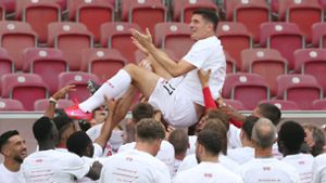 Die VfB-Mannschaft lässt Mario Gomez hochleben – auch bei den Schlagzeilen zum Aufstieg stand der Stürmer im Mittelpunkt. Foto: Bauman