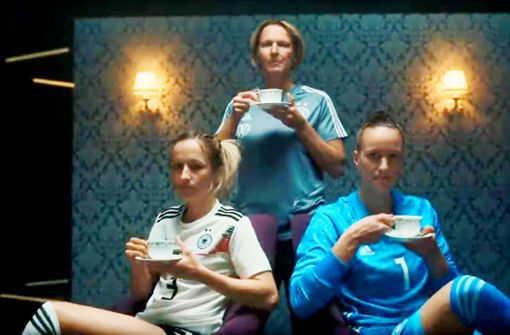 Der provokante Werbespot des Nationalteams spielt darauf an, dass die Kickerinnen 1989 für den EM-Titel ein Kaffeeservice bekamen. Foto: Getty/Simon Hofman 