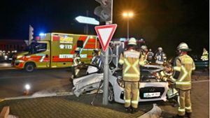 Die  Feuerwehr musste die Beifahrerin  befreien. Foto: KS-Images.de / Andreas Rometsch