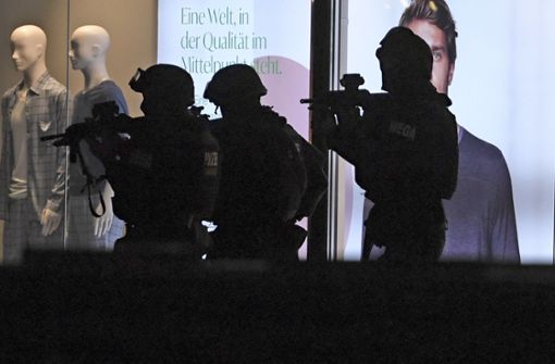 Schwerbewaffnete Polizisten sind in der Wiener Innenstadt im Einsatz. Bei einem mutmaßlichen Terroranschlag in der Wiener Innenstadt sind mehrere Menschen getötet und verletzt worden. Foto: dpa/Roland Schlager