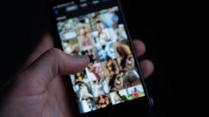 Auf einem Smartphone sind pornografische Bilder zu sehen (gestellte Aufnahme). Foto: dpa/Silas Stein