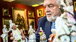 Der Kunstexperte Gert K. Nagel zeigt Porzellan-Figuren seiner Sammlung. Foto:  