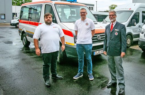Ehrenamtliche im Einsatz: Matthias Aierle, Markus Oßwald und Jürgen  Holzwarth vom Deutschen Roten Kreuz (DRK) Foto: Roberto Bulgrin