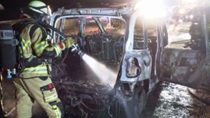 Das Fahrzeug brannte völlig aus. Foto: Freiwillige Feuerwehr Ditzingen