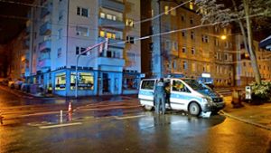 Die Polizei untersucht die Unfallstelle in der Bebelstraße im Stuttgarter Westen. Foto: SDMG