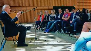 Ex-Bundespräsident Roman Herzog plaudert vor Schülern des Königin-Katharina-Stifts aus dem Nähkästchen. Foto: Nina Ayerle