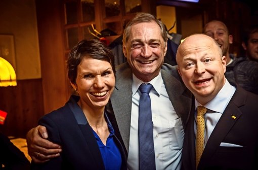 Sie haben nach der Landtagswahl gut lachen: Kreisvorsitzender Armin Serwani (Mitte) und Landeschef Michael Theurer von der FDP Foto: Lichtgut/Achim Zweygarth