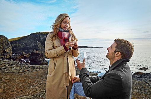 Die Liebe geht auch weiteste Wege: Alex (Ferdinand Seebacher) macht Claudia (Ann-Kathrin Kramer) auf Island einen Heiratsantrag Foto: ARD Degeto/Arnaldur Halldórsson