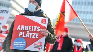 Proteste gegen Jobabbau: Die Gewerkschaft IG Metall lud am Donnerstag zur  Kundgebung in Stuttgart-Untertürkheim (Foto) ein. Foto: Lichtgut/Max Kovalenko