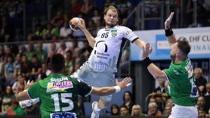Paul Drux (beim Wurf) weiß: Handball ist der beste Sport der Welt. Auch wenn er kein einziges Schweißband trägt... Foto: Getty