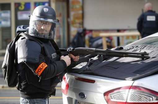 Ein Polizist hält nach den tödlichen Schüssen in Paris Wache am Ort des vermuteten Selbstmordanschlags. Foto: AP