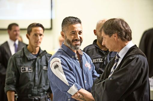 Gute Laune: Mehmet Bagci (Mitte) wird in Stammheim gefesselt in den Gerichtssaal geführt. Foto: Lichtgut