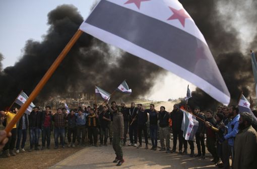 Syrische Männer blockieren die Hauptverkehrsstraße bei Neyrab aus Protest gegen die Einigung auf gemeinsame türkische und russische Patrouillen. Foto: dpa