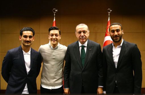 Ilkay Gündogan (links) und Mesut Özil lassen sich mit dem türkischen Präsidenten Recep Tayyip Erdogan (rechts) ablichten. Foto: dpa