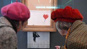 Der Besucherandrang vor dem Banksy-Werk „Love is in the Bin“ ist groß. Foto: dpa