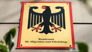 Ein Blick auf das Schild an der Außenstelle des Bundesamtes für Migration und Flüchtlinge in Bremen. Die Staatsanwaltschaft erhebt nun Anklage gegen die Ex-Bamf-Chefin. Foto: dpa/Mohssen Assanimoghaddam
