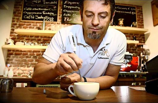 Sebastiano Pilu verziert in seinem Café in Waiblingen einen Cappuccino. Foto: STZN/Weingand