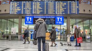 Bitte weitergehen zu Terminal zwei: Die Sicherheitskontrolle am Terminal 1 auf dem Stuttgarter Flughafen ist  derzeit gesperrt. Dies ist auch klein im Hintergrund auf dem schwarzen Bereich des Bildschirms zu lesen. Foto: Lichtgut/Julian Rettig