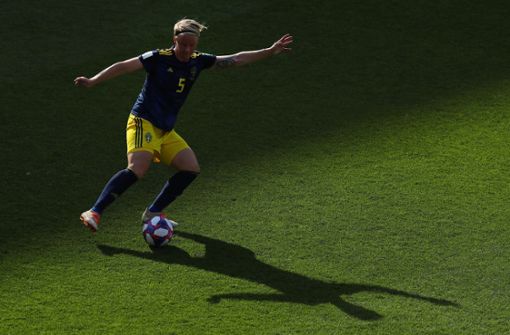 Am Ball – auch beim Thema Gleichberechtigung: Schwedens Fußballstar Nilla Fischer Foto: Getty