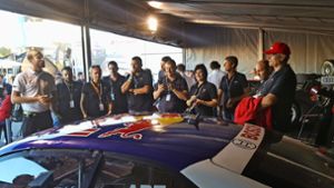 Mitglieder des Audi-Sport-Clubs Filstal hören im Oktober 2017 in einer Garage auf dem Hockenheimring  interessiert einem Vertreter aus dem Rennstall des Audi-Teams zu. Foto: Audi-Sport-Club Filstal