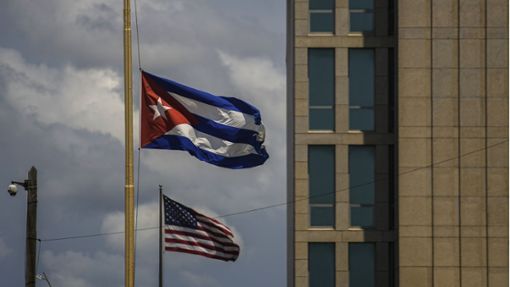 Eine kubanische Flagge (vorne) ist neben einer amerikanischen Flagge vor der US-Botschaft in Havanna zu sehen. Foto: AP/dpa/Ramon Espinosa