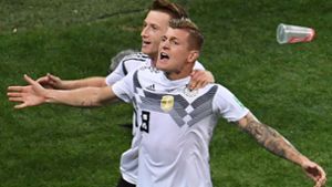 Zwei Freistoß-Künstler unter sich: Marco Reus (li.) und Toni Kroos feiern das 2:1 der deutschen Mannschaft gegen Schweden. Foto: dpa