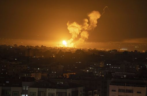 Feuer und Rauch steigen nach einem israelischen Luftangriff im Zentrum des Gazastreifens auf. Foto: dpa/Fatima Shbair