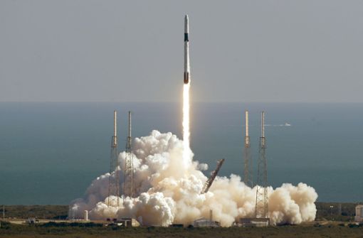 Die Falcon-9-Rakete beim Start. Sie ist unter anderem mit genmanipulierten Mäusen beladen. Foto: dpa/John Raoux