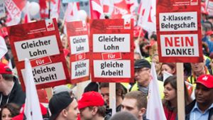 Demonstranten nehmen im April in München an einer DGB-Kundgebung gegen Missbrauch von Leiharbeit und Werkverträgen teil. Foto: dpa