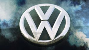 Volkswagen-Logo im Abgasnebel: Der Konzern muss neue Massenklagen befürchten. Foto: imago stock&people