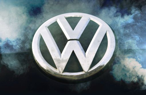Volkswagen-Logo im Abgasnebel: Der Konzern muss neue Massenklagen befürchten. Foto: imago stock&people
