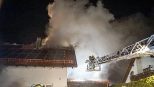 Ein Großbrand in Kaisersbach hat am Montagabend die Feuerwehr in Kaisersbach in Atem gehalten. Foto: SDMG