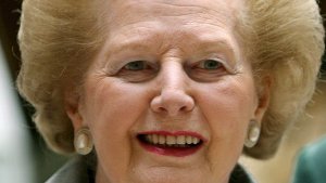 Die ganze Welt kennt ihren Spitznamen: Die Eiserne Lady. Den Namen erhielt Margret Thatcher wegen ihrer oft unerbittlichen politischen Haltung - und nicht wegen der stets korrekt sitzenden Frisur. Wir haben ein paar Stationen aus ihrem Leben zusammengestellt. Foto: dpa