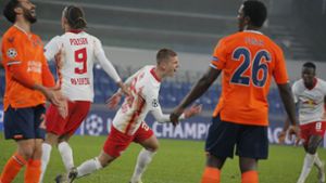Leipzigs Daniel Olmo (M) feiert den dritten Treffer seiner Mannschaft Foto: dpa/Uncredited