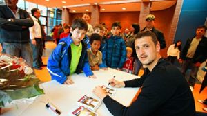 Zdravko Kuzmanovic signiert fleißig Autogrammkarten. Foto: Patricia Sigerist