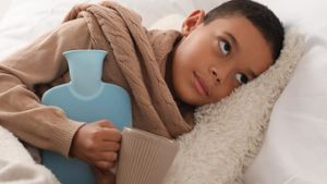 Mit der Wärmflasche im Bett einkuscheln: Im Winter gibt es kaum etwas Gemütlicheres. Foto: Pixel-Shot/Shutterstock.com