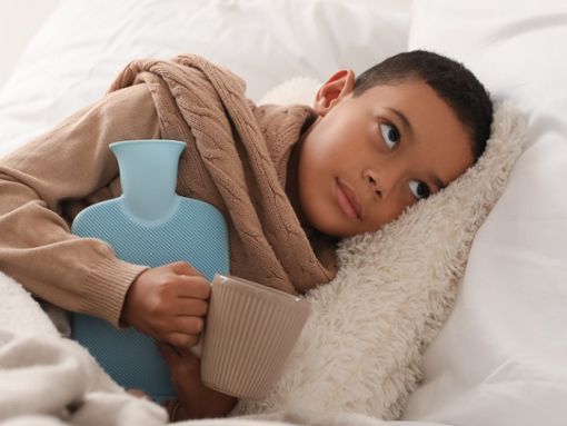 Mit der Wärmflasche im Bett einkuscheln: Im Winter gibt es kaum etwas Gemütlicheres. Foto: Pixel-Shot/Shutterstock.com