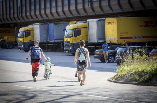 Ungewöhnlicher Weg: Zahlreiche Kunden werden derzeit gebeten, ihre DHL-Pakete in der hintersten Ehmannstraße selbst abzuholen. Foto: Lichtgut/Julian Rettig