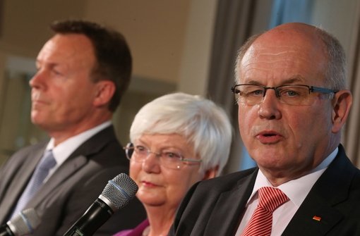Von links: Der SPD-Fraktionsvorsitzende Thomas Oppermann, die Vorsitzende der CSU-Landesgruppe Gerda Hasselfeldt und der CDU/CSU-Fraktionsvorsitzende Volker Kauder. Foto: dpa