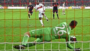 Schlüsselmoment: der Bayern-Torwart Sven Ulreich hält den Foulelfmeter von VfB-Stürmer Chadrac Akolo in der Nachspielzeit. Foto: Getty