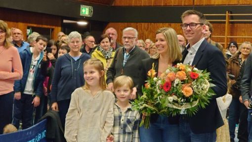 Mötzingens neuer Bürgermeister: Benjamin Finis mit seiner Familie Foto: Käthe Ruess