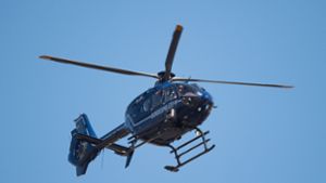 Die Polizei hatte auch mit einem Hubschrauber nach der Frau gesucht. (Symbolbild) Foto: picture alliance/dpa/Arne Immanuel Bänsch