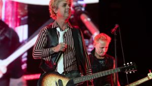 Billie Joe Armstrong mit seiner Band Green Day auf der Bühne. Foto: 2023 Geoffrey Clowes/Shutterstock.com